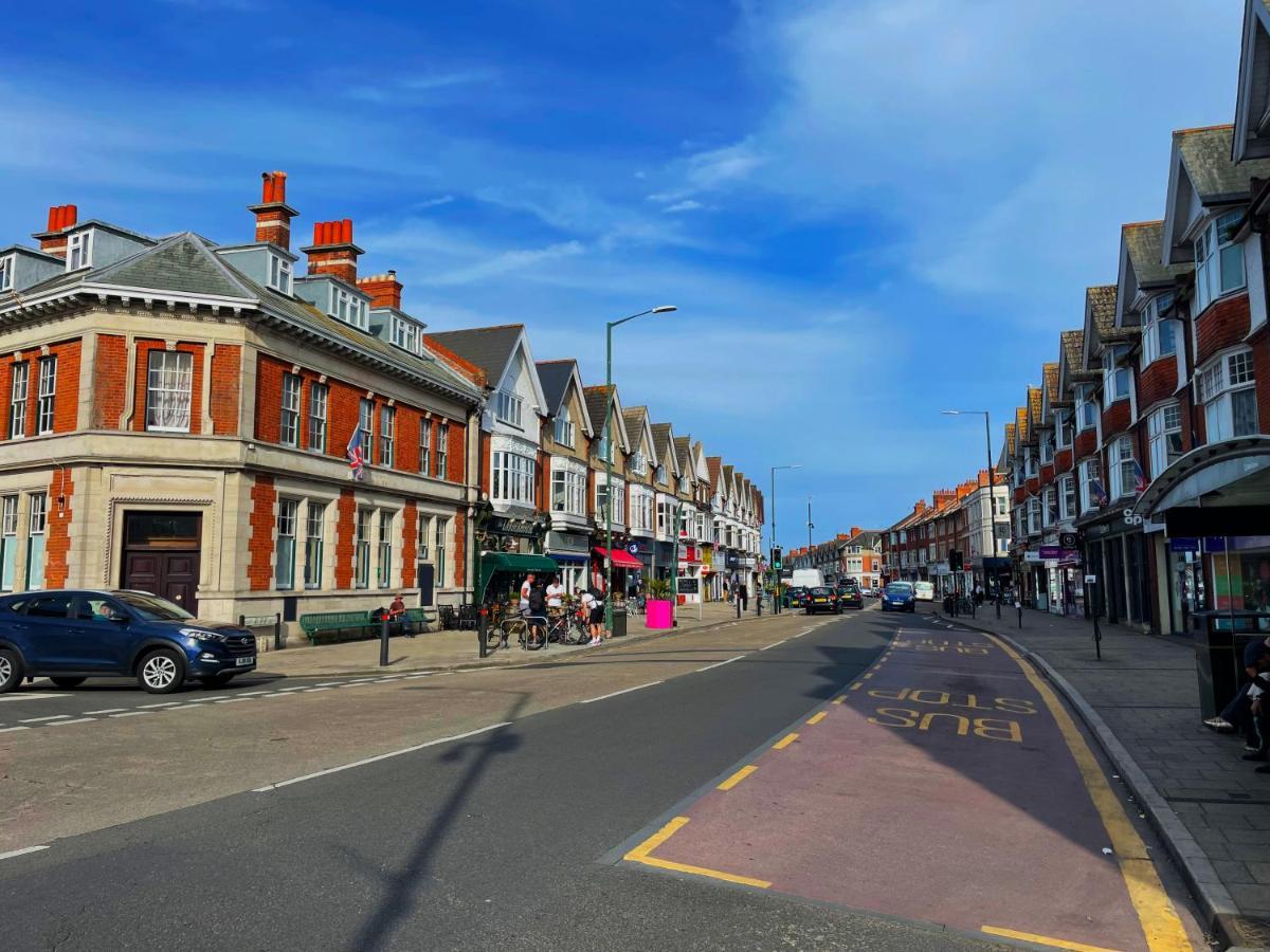 Private Two Bedroom Residence In Southbourne - Private Parking - Off The High Street - Minutes Away From The Beach Bournemouth Exteriör bild