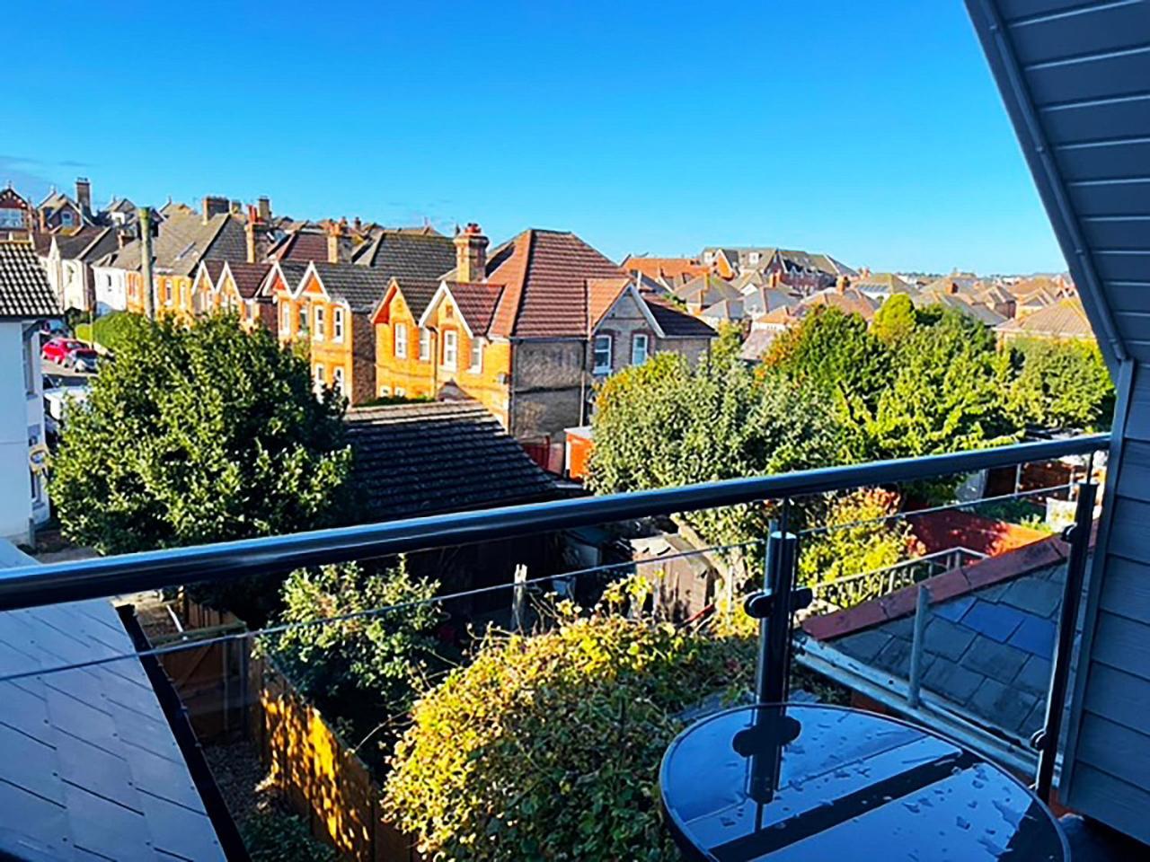 Private Two Bedroom Residence In Southbourne - Private Parking - Off The High Street - Minutes Away From The Beach Bournemouth Exteriör bild