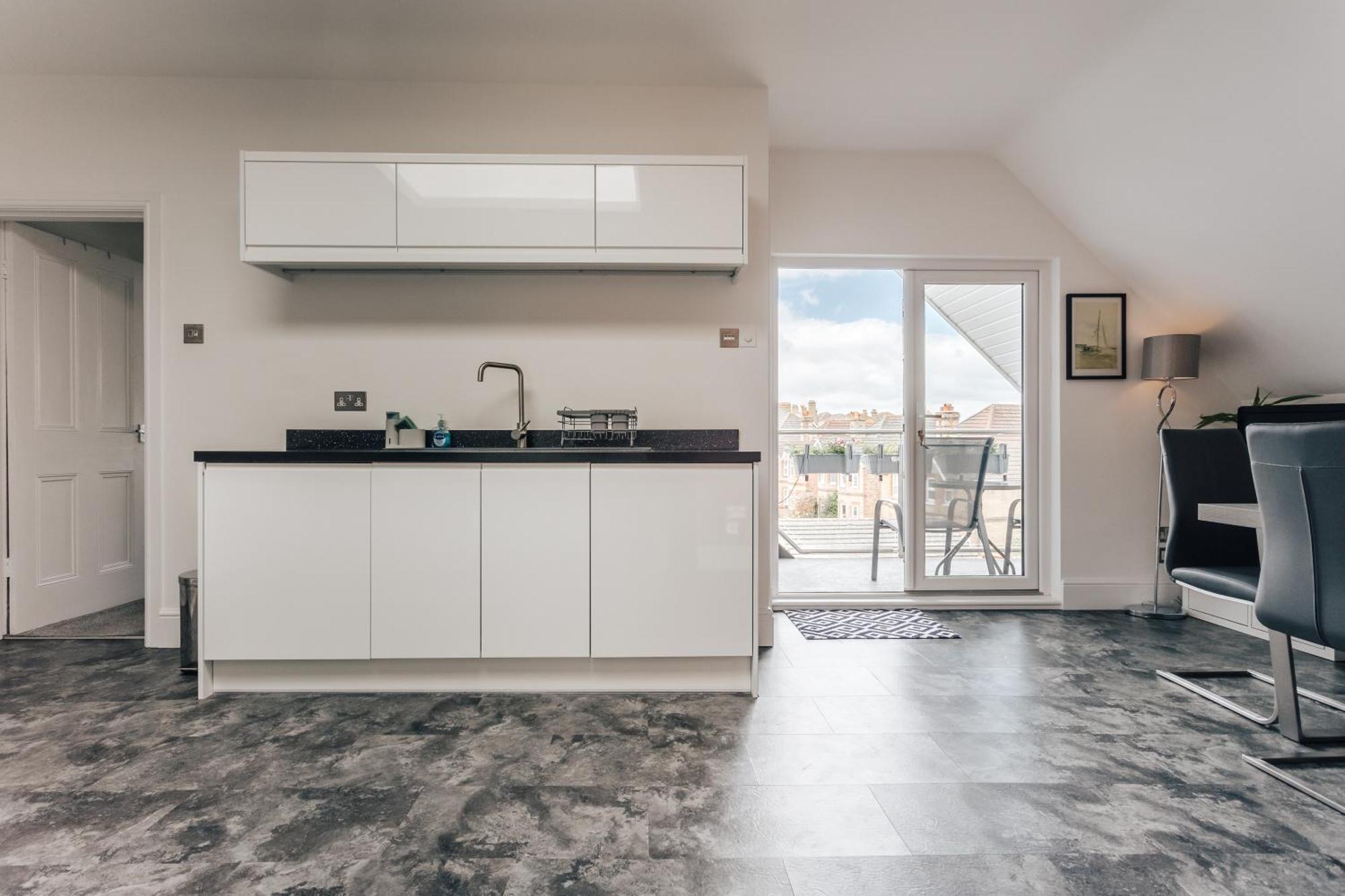 Private Two Bedroom Residence In Southbourne - Private Parking - Off The High Street - Minutes Away From The Beach Bournemouth Exteriör bild