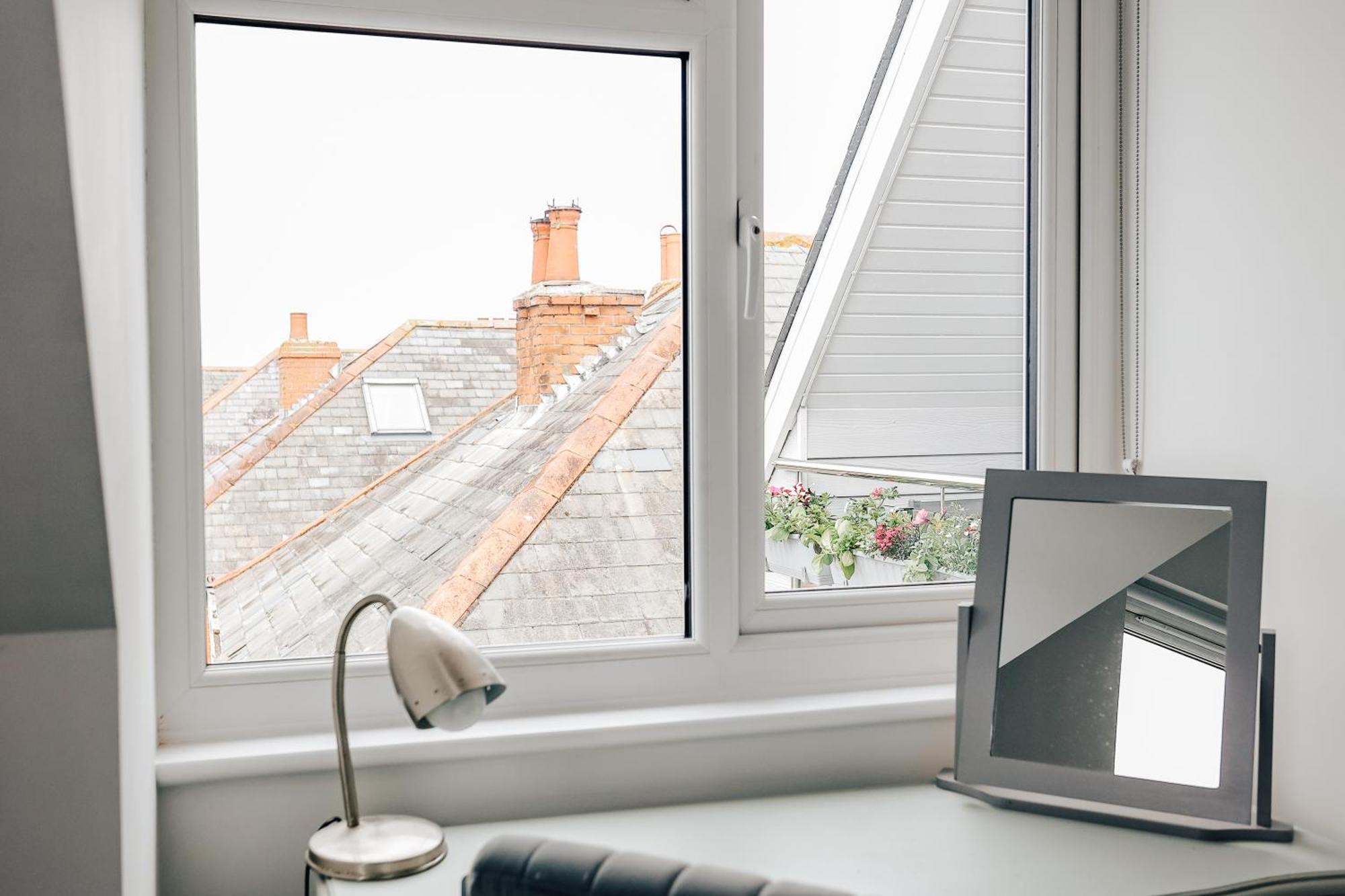 Private Two Bedroom Residence In Southbourne - Private Parking - Off The High Street - Minutes Away From The Beach Bournemouth Exteriör bild