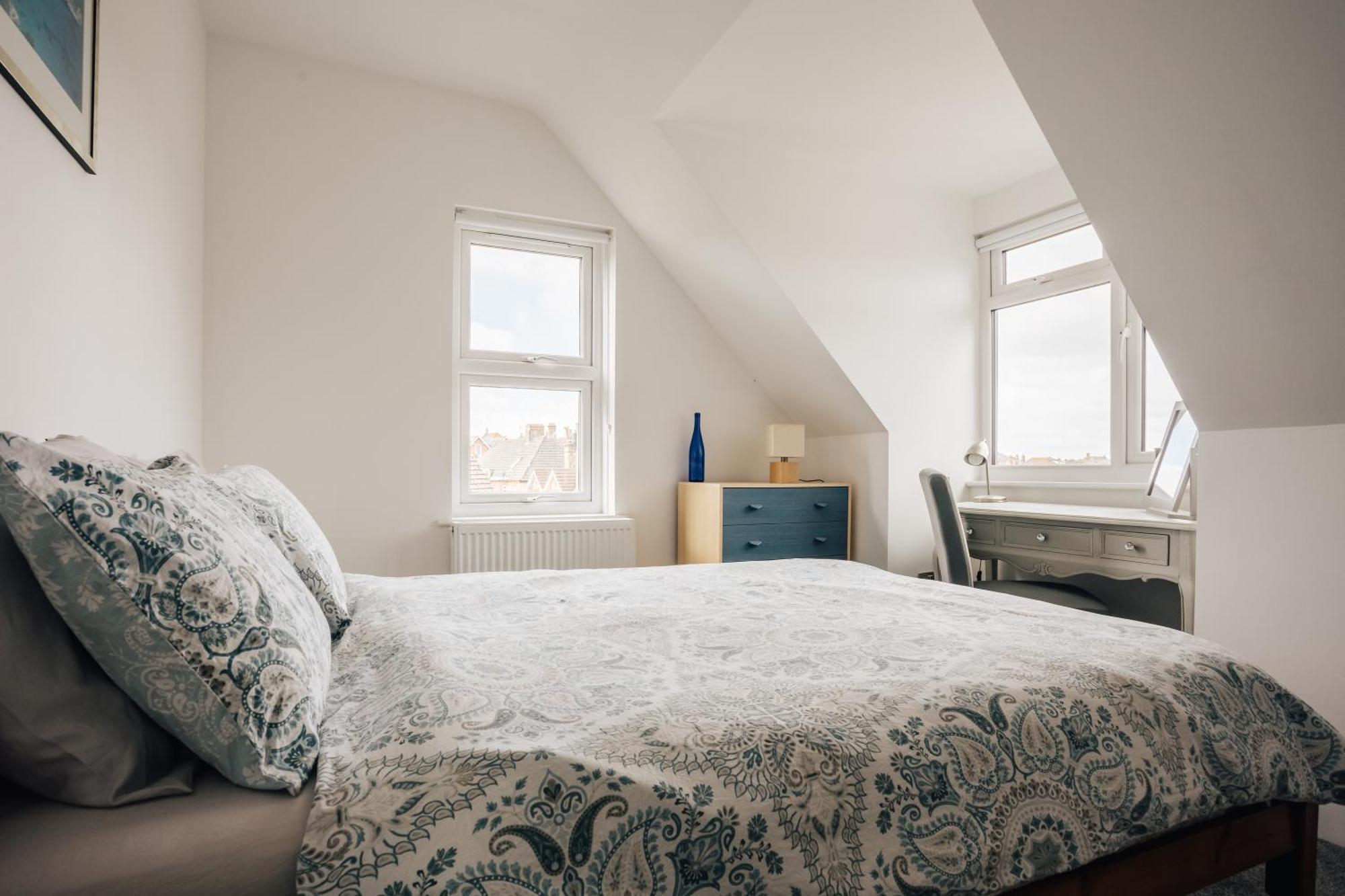 Private Two Bedroom Residence In Southbourne - Private Parking - Off The High Street - Minutes Away From The Beach Bournemouth Exteriör bild