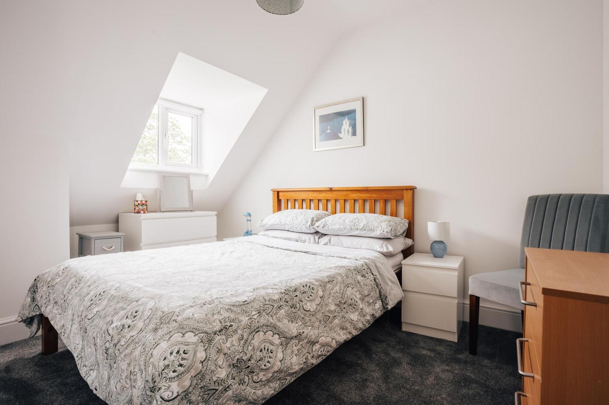 Private Two Bedroom Residence In Southbourne - Private Parking - Off The High Street - Minutes Away From The Beach Bournemouth Exteriör bild