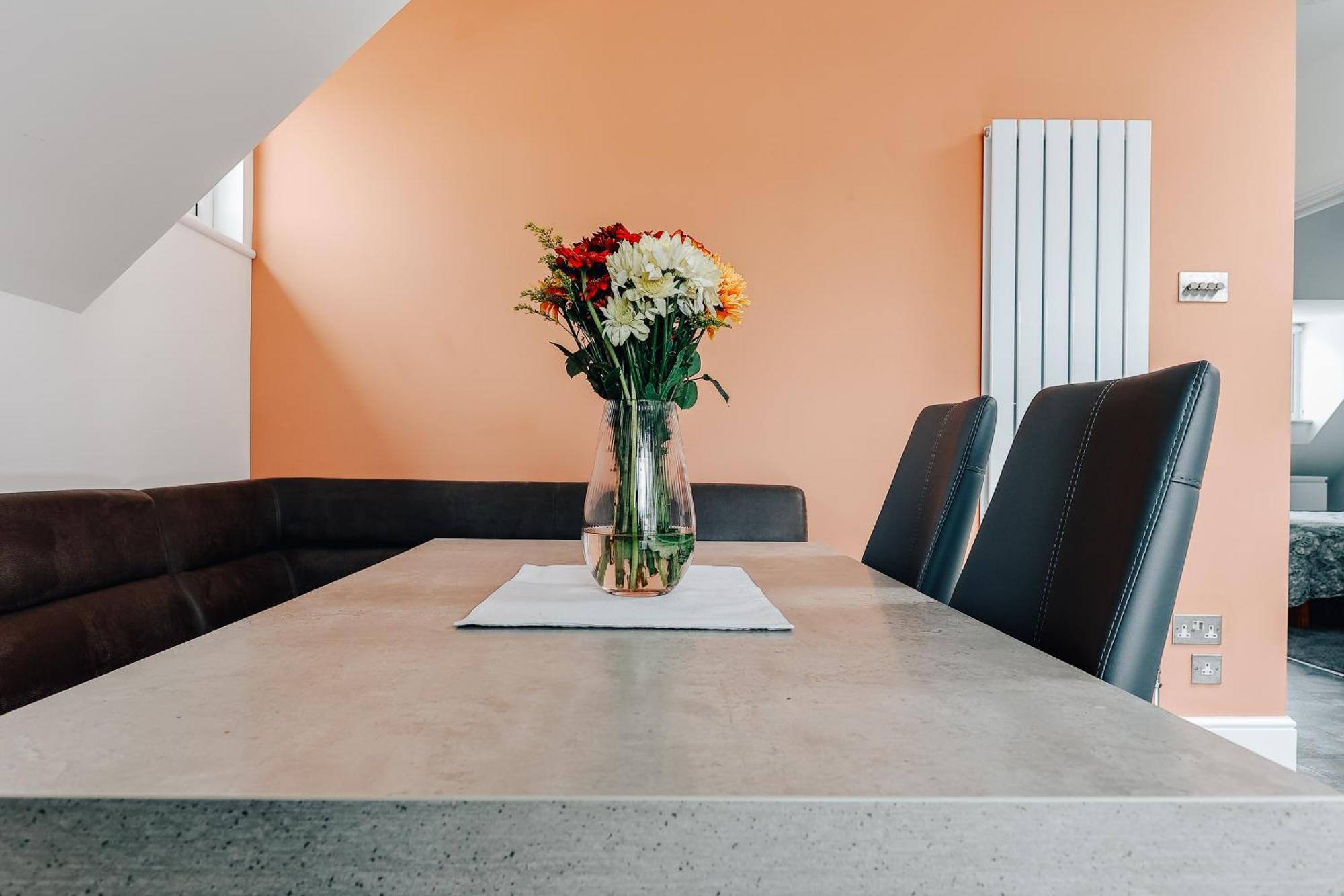 Private Two Bedroom Residence In Southbourne - Private Parking - Off The High Street - Minutes Away From The Beach Bournemouth Exteriör bild