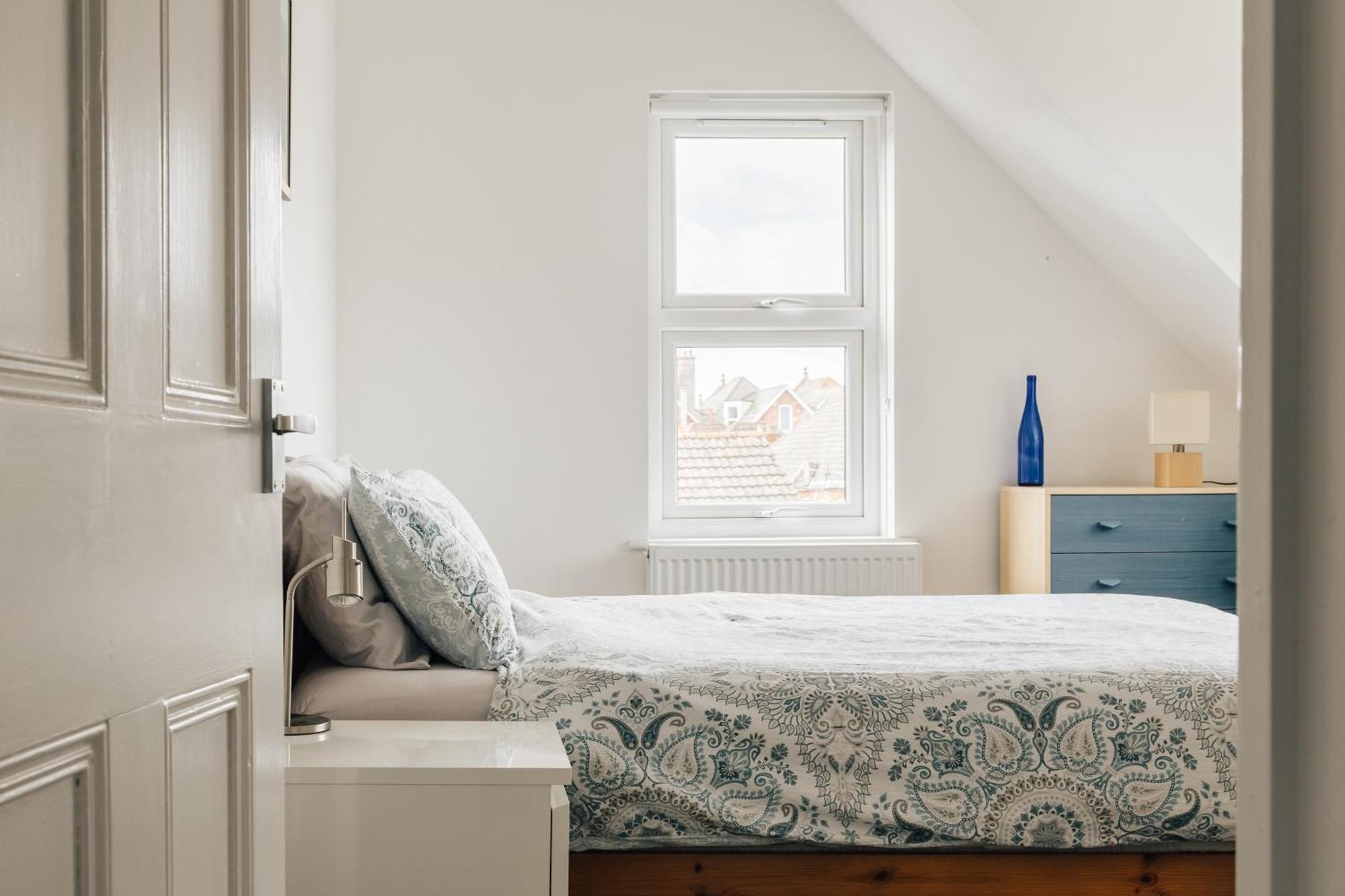 Private Two Bedroom Residence In Southbourne - Private Parking - Off The High Street - Minutes Away From The Beach Bournemouth Exteriör bild