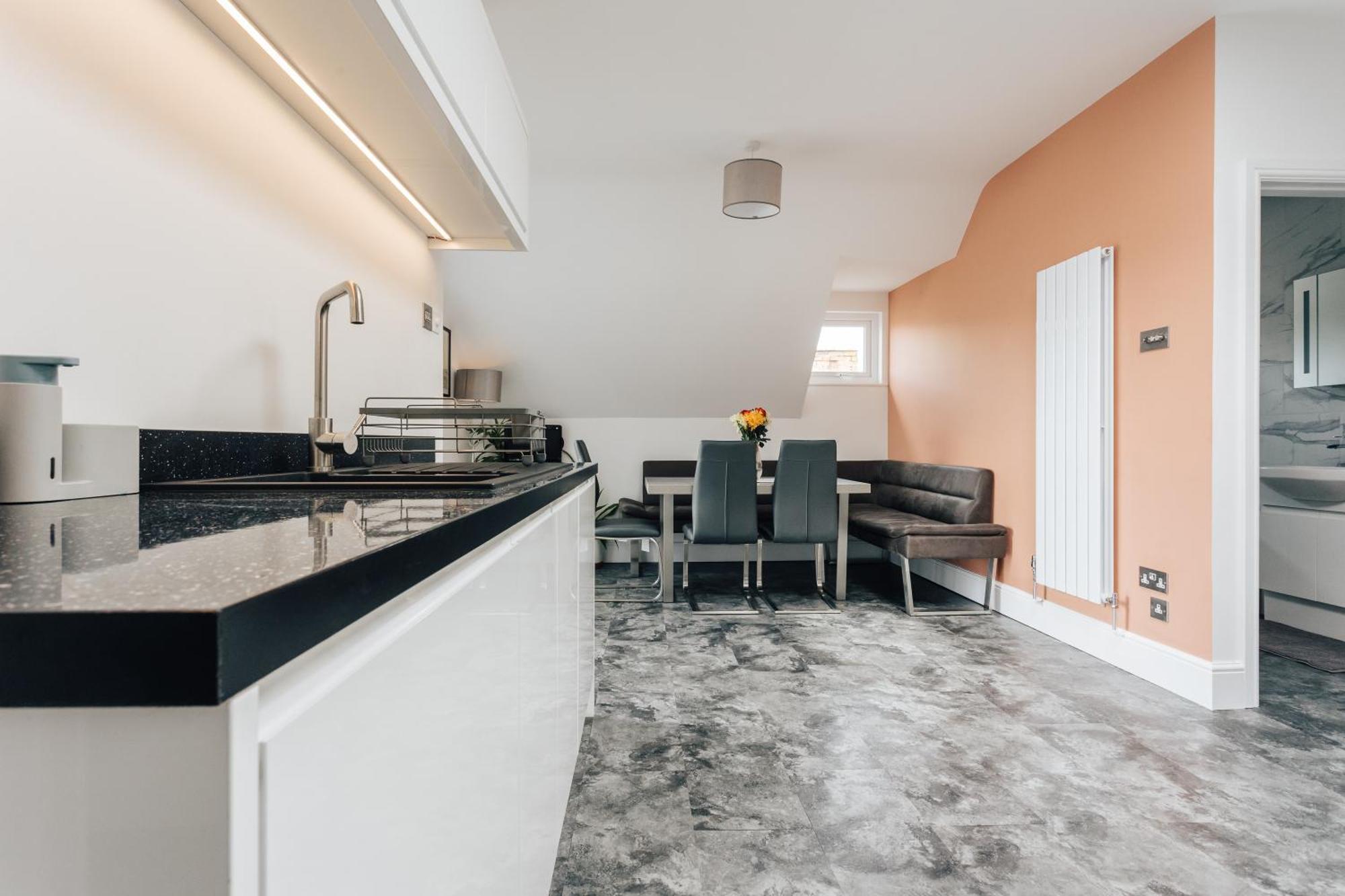 Private Two Bedroom Residence In Southbourne - Private Parking - Off The High Street - Minutes Away From The Beach Bournemouth Exteriör bild